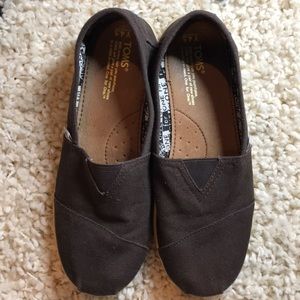 Tom’s Classic Shoes. Y/4.5 Brown tan sole GUC